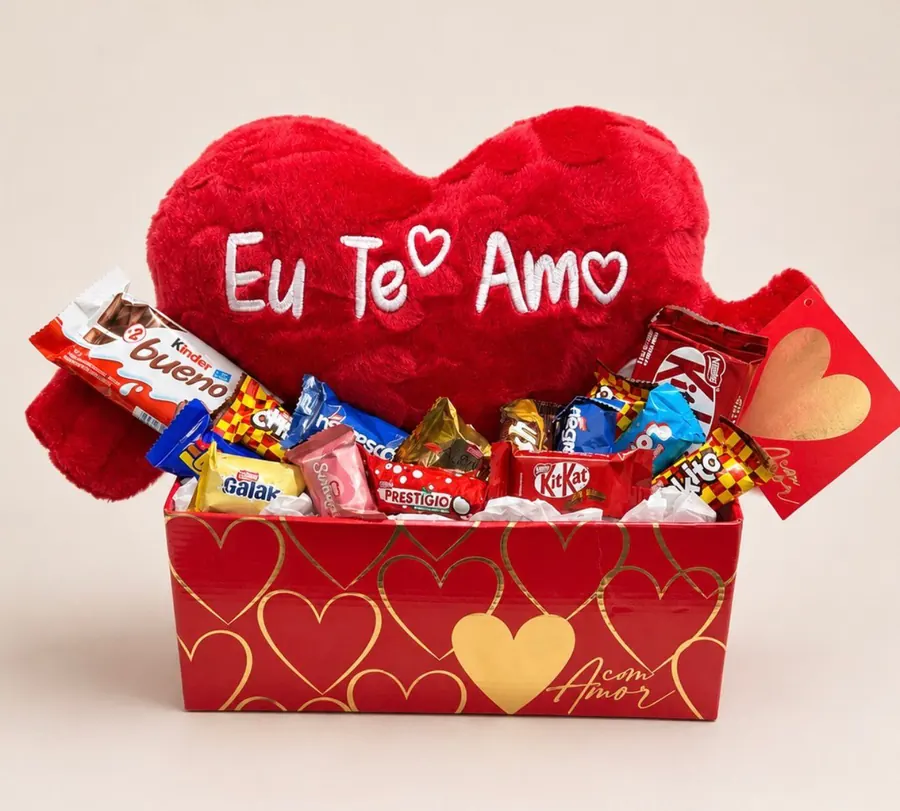 Cesta com coração de pelúcia Eu Te Amo e chocolates variados
